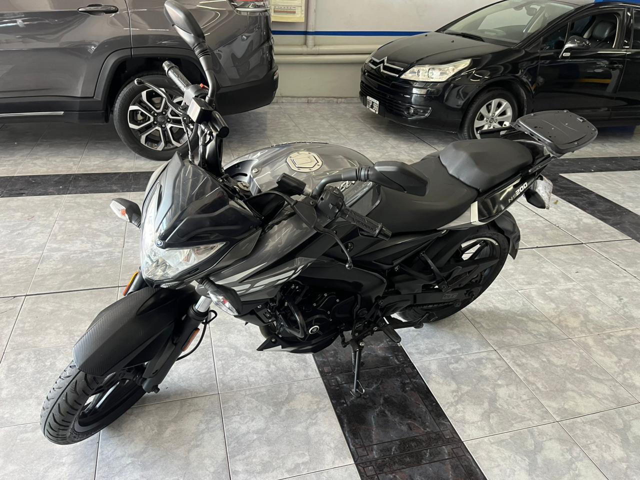 BAJAJ ROUSER 200 NS